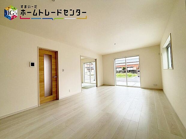 【リビング】
大きな窓のあるリビングは、陽光あふれる明るい空間です♪居心地良く、ご家族皆がゆったり寛げる憩いの空間となりそうです♪