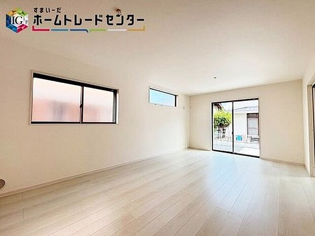 お陽さまの光をさわやかな風をたっぷりとりこめます。室内はいつも明るい印象なので気持ちの良い朝を迎えられます。毎日の生活も明るくなりそう♪