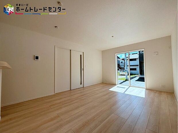 【リビング】
大きな窓のあるリビングは、陽光あふれる明るい空間です♪居心地良く、ご家族皆がゆったり寛げる憩いの空間となりそうです♪家族のスペースでのんびりとおくつろぎください♪