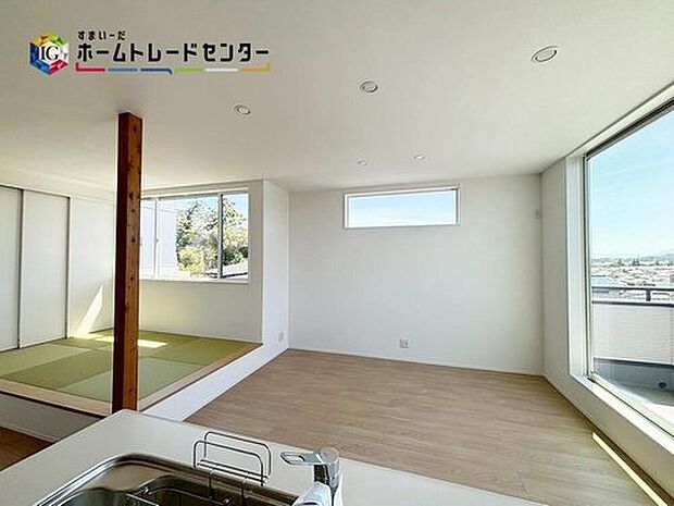 対面式キッチンからは、リビングにいるご家族の様子が一目で分かります。小さいお子様がいても安心です♪