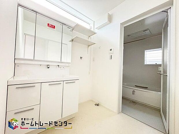 白を基調とした爽やかなサニタリースペース。清潔感のある快適空間です。毎日の身支度も気持ち良くお使い頂けます♪