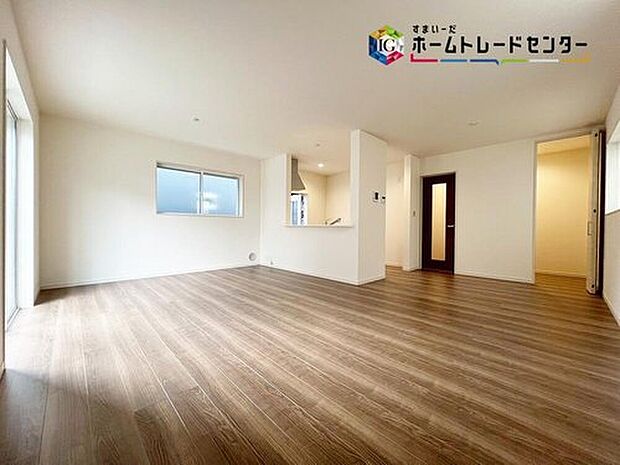 【リビング】
広々とした開放感あふれるリビングです。ゆったり寛げる充分な広さがございますので、ご家族でインテリアのレイアウトを考えるのも楽しみになりそうです♪