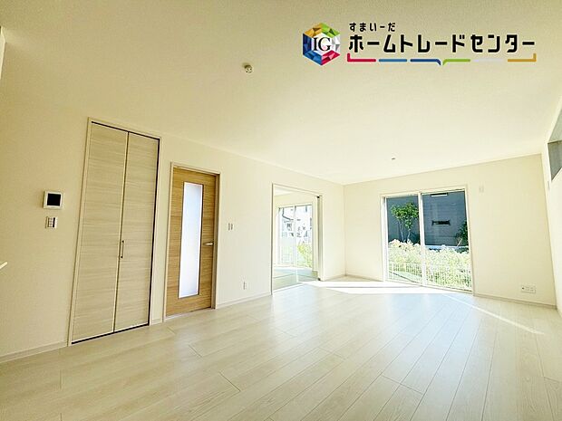 【リビング】
家族の温かさと陽光の暖かさと、自然光がたっぷり室内に降り注ぎ、居心地のよいリビング♪ご家族の楽しい笑い声が聞こえてきそうです♪