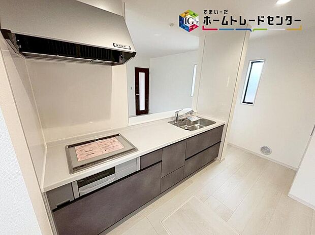 【キッチン】
窓付きで明るく爽やかなキッチンスペース。キッチン下の収納に加えて、床下収納と豊富な収納力もございます。見栄えもよく、いつでもすっきりとお使い頂けそうです♪