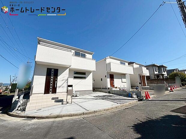 【前面道路含む現地写真】
充実の収納と機能性を兼ね揃えた見どころ満載の現地は毎週土日祝内覧会開催中！是非ご来場を♪