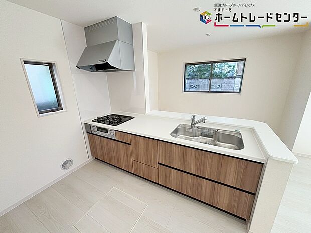 【キッチン】
収納力豊富な爽やかなシステムキッチンを用意しております。床下収納もございますので、キッチンスペースをいつでもすっきりとお使い頂けそうです。