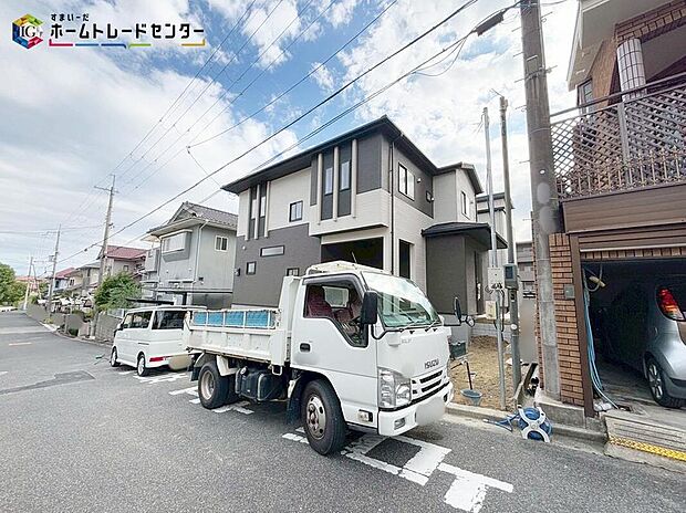 【前面道路含む現地外観写真】
一戸建ては都心部などの物件を除き、駐車スペース付きの物件が一般的♪玄関と駐車スペースとの行き来もしやすく、天候が悪い日などに便利です♪