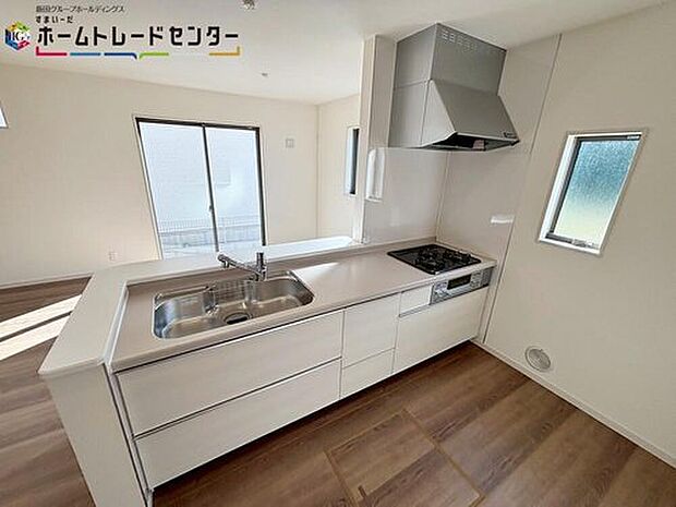 【キッチン】
収納力豊富な爽やかなシステムキッチンを用意しております。床下収納もございますので、キッチンスペースをいつでもすっきりとお使い頂けそうです♪