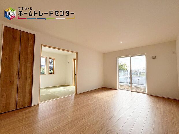 【リビング】
大きな窓のあるリビングは、陽光あふれる明るい空間です。居心地良く、ご家族皆がゆったり寛げる憩いの空間となりそうです。