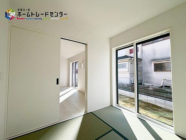 【和室】
2WAYに使える和室。戸を開ければリビングと一体に。閉じれば独立した和室に。お客様の宿泊にも対応できる頼もしい空間です。