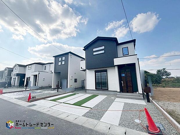 【現地外観写真】（1号棟）
これから徐々に家の骨組みが出来上がっていきます♪どんな家が建つのか楽しみですね♪これだけではない魅力が、現地できっと見つかる！お問合せをお待ちしております♪