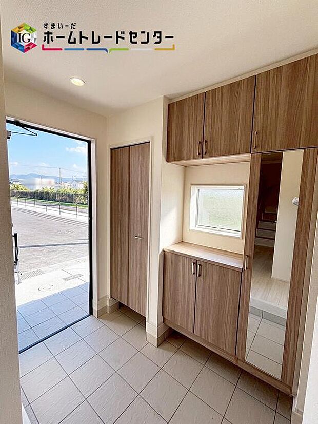 【玄関】
訪れる人を優しく迎える、スタイリッシュな玄関。たっぷり収納の下駄箱も完備。すぐ横にはゴミ出しにも便利な勝手口もあり、キッチンに溜まった生ゴミをすぐに外へ出せるため衛生的！