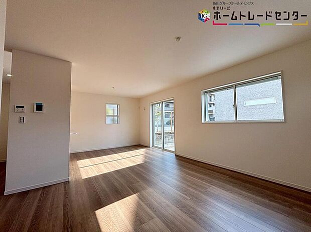 大きな窓のあるリビングは、陽光あふれる明るい空間です。居心地良く、ご家族皆がゆったり寛げる憩いの空間となりそうです♪