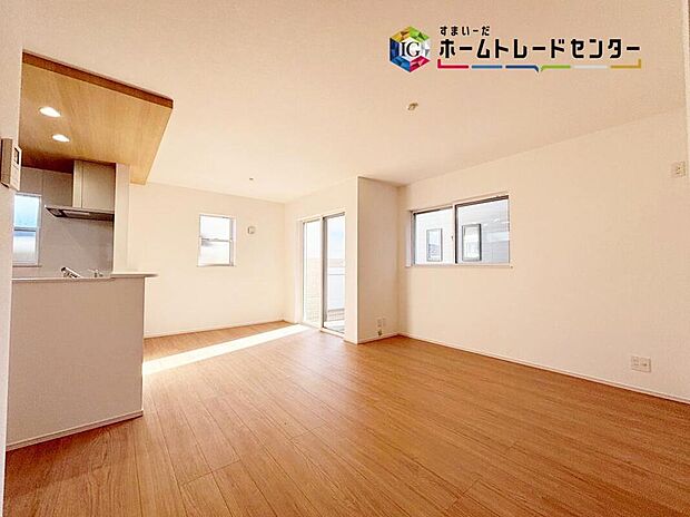 【リビング】
大きな南窓から暖かな光がたっぷり差し込む採光良好なリビングは、ご家族の憩いの空間。居心地の良い快適な安らぎの場所にもなりそうです。家族のスペースでのんびりとおくつろぎください。