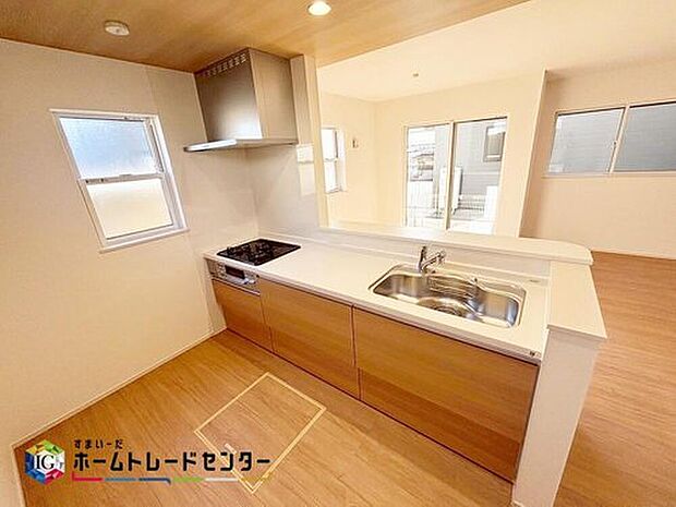 【キッチン】
人工大理石トップのシステムキッチン。見栄えもよくお手入れもスムーズに出来ます。豊富な収納力もございますので、キッチンスペースをスッキリとお使い頂けそうです。