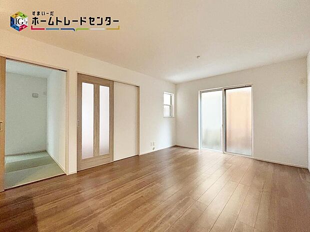 【リビング】
明るく開放感のあるリビング。対面式キッチンは、いつでもご家族を感じられる空間作りの重要ポイントになりそうです。