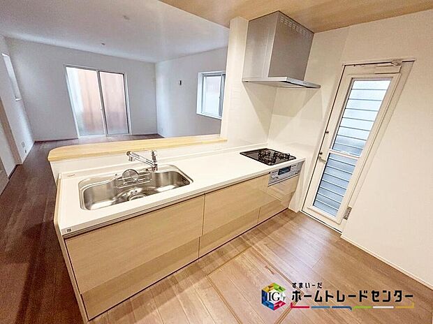 【キッチン】
収納力豊富な爽やかなシステムキッチンを用意しております。床下収納もございますので、キッチンスペースをいつでもすっきりとお使い頂けそうです。