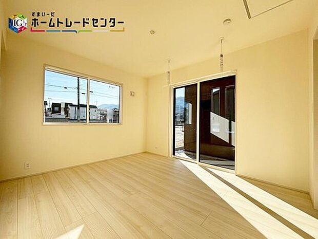 【居室】
開放的なバルコニー直結のお部屋。南向きのお部屋なのでお日様の光をたっぷり取り込んで目覚めのいい朝を迎えられること間違いなしです。。