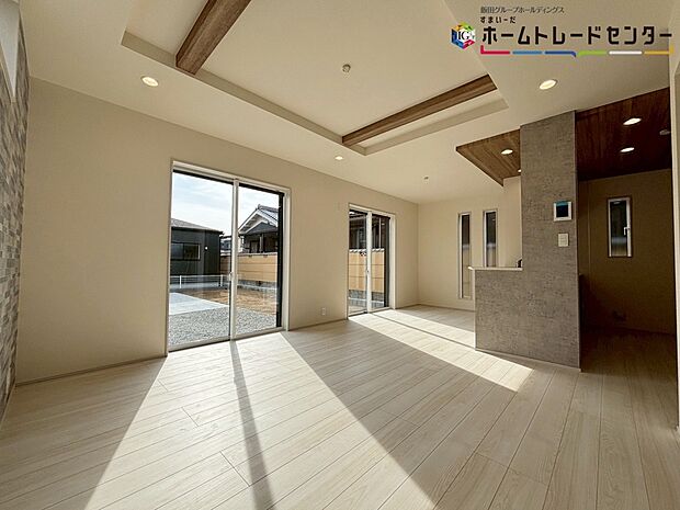 【リビング】
天井部分は勾配天井となっており、お部屋が広く見え開放感が生まれます。開放的な空間を自分好みのインテリアをレイアウトし季節ごとに模様替えなども、楽しみの一つとなりそうです。