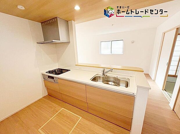 【キッチン】
人造大理石の爽やかなキッチンスペース。床下収納もございますので、いつでもすっきりとお使い頂けそうです。