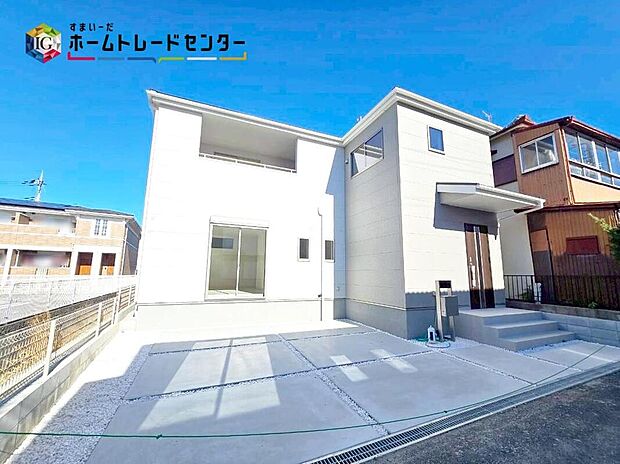 【現地外観写真】
陽当たりが良く、カースペースも2台分♪これから徐々に家の骨組みが出来上がっていきます♪どんな家が建つのか楽しみですね♪