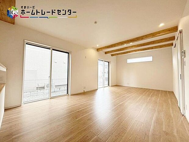 【リビング】
大きな窓のあるリビングは、陽光あふれる明るい空間です。居心地良く、ご家族皆がゆったり寛げる憩いの空間となりそうです。