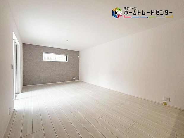 【リビング】
広々としたLDKに、自分好みのインテリアでレイアウト。季節ごとに模様替えなども、楽しみの一つとなりそうです。