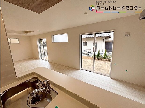 【キッチン】
対面式キッチンからは、リビングにいるご家族の様子が一目で分かります。小さいお子様がいても安心です。