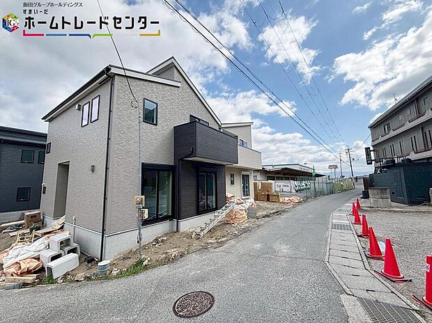 【前面道路含む現地写真】※3号棟側
一戸建ての大きなメリットは、「自分の土地」を自由に使えること♪好きなペットが飼えるほか、ガーデニングやDIY、車やバイクの手入れなど様々な趣味を楽しめます♪