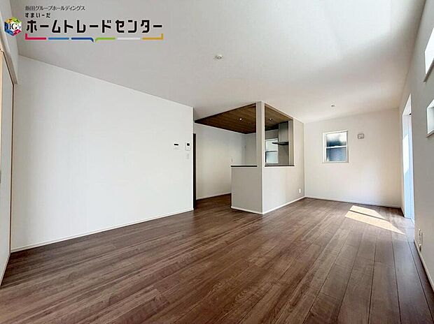 【リビング】
明るく開放感のあるリビング。対面式キッチンは、いつでもご家族を感じられる空間作りの重要ポイントになりそうです。