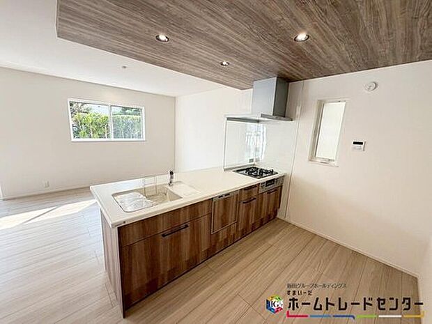 【キッチン】
収納力豊富な爽やかなシステムキッチンを用意しております。キッチンスペースをいつでもすっきりとお使い頂けそうです♪