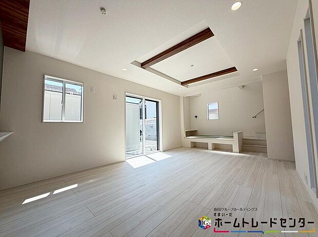 【リビング】
大きな窓のあるリビングは、陽光あふれる明るい空間です♪居心地良く、ご家族皆がゆったり寛げる憩いの空間となりそうです♪