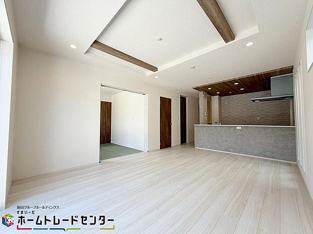 【リビング】
ちょっとした作業に便利なカウンター付き♪明るめのフローリングは、壁紙ともマッチし、お部屋を更に広く見せてくれる効果も♪ご家族が自然と集まる穏やかな暮らしがイメージできますね♪