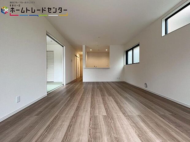 【リビング】
大きな窓から光が差し込む空間です。対面式キッチンからは、リビングにいるご家族の様子が一目で分かります。小さいお子様がいても安心です♪