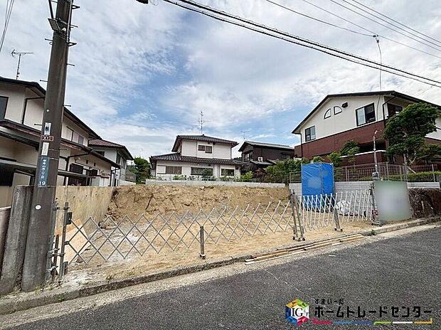 【現地外観写真】
一戸建ての大きなメリットは、「自分の土地」を自由に使えること♪好きなペットが飼えるほか、ガーデニングやＤＩＹ、車やバイクの手入れなど様々な趣味を楽しめます♪
