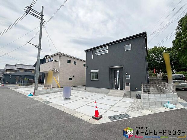 【現地外観写真】※1号棟
資料送付・ご見学即対応！建物完成しておりますので、室内ご内覧いただけます♪ご不明点等、スタッフがしっかりと説明させていただきますので、安心して現地をご覧ください♪