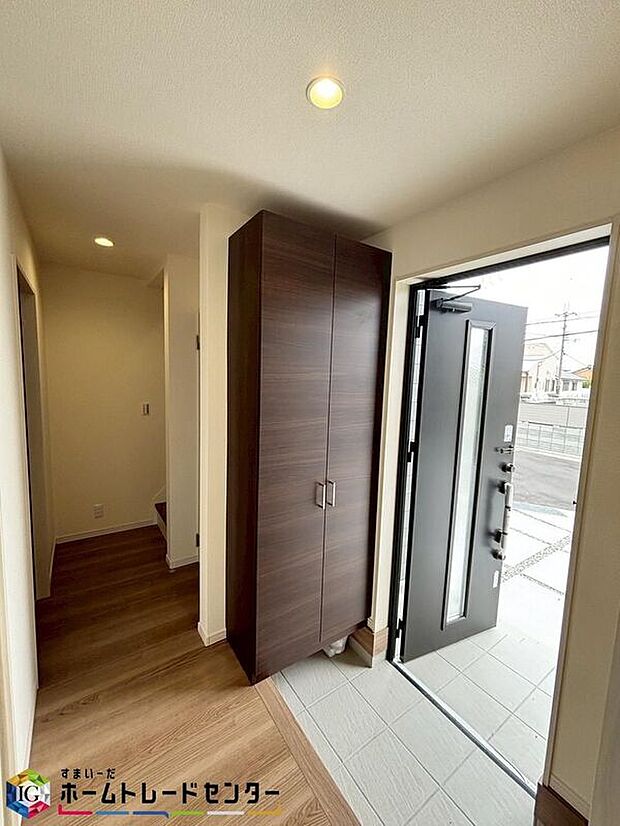 【玄関】※1号棟天井までの高さがあるタップリ玄関にはシューズクロークを設けて、いつもすっきりと整頓された玄関ホールに。