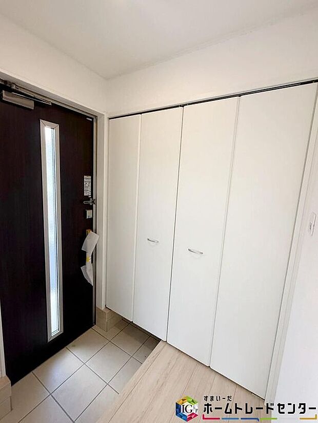 【玄関】※5号棟心豊かな時間を過ごせる大切なお住まいです！沢山の陽光を取り込んで玄関も明るい印象です！来客の際も、心地よく楽しいひと時をお過ごし頂けますね。