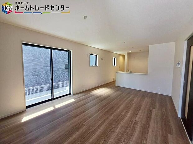 【リビング】大きな窓のあるリビングは、陽光あふれる明るい空間です♪居心地良く、ご家族皆がゆったり寛げる憩いの空間となりそうです♪お子様がお庭で遊んでても見守ることができます♪