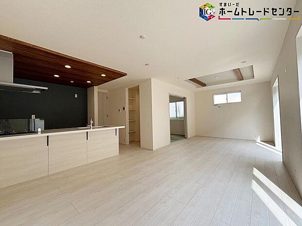 【リビング】
ちょっとした作業に便利なカウンター付き♪明るめのフローリングは、壁紙ともマッチし、お部屋を更に広く見せてくれる効果も♪ご家族が自然と集まる穏やかな暮らしがイメージできますね♪