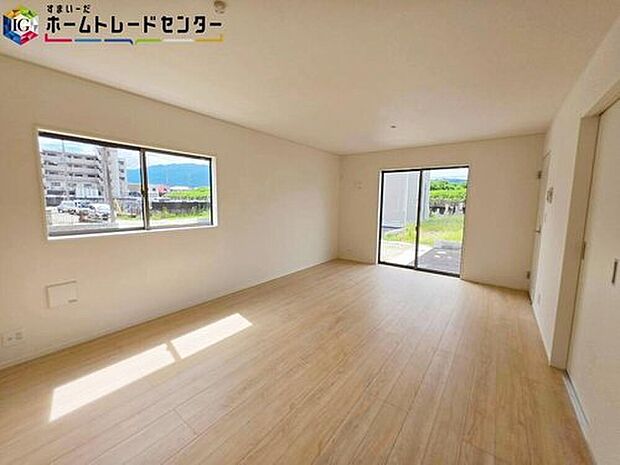 【リビング】
窓の多い室内は、晴れた日の日中は電気をつけなくても明るい印象です。優しい色のフローリングは壁紙ともマッチし、お部屋を更に広く見せてくれる効果も。まずは実際に現地でお確かめ下さい。
