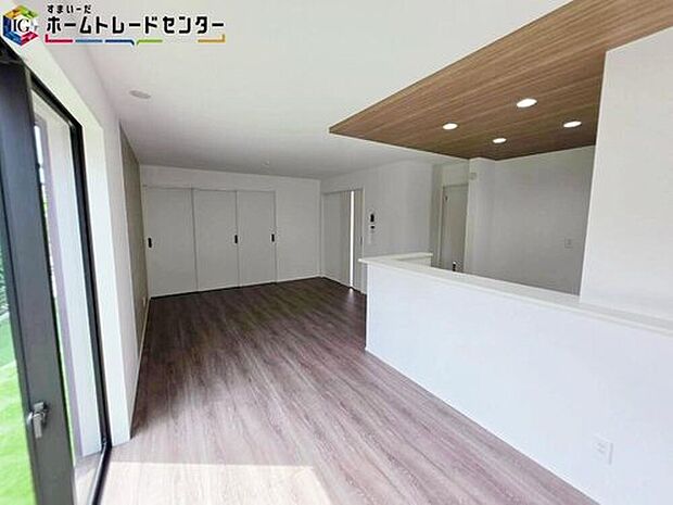 【リビング】
広々とした開放感あふれるリビングです。ゆったり寛げる充分な広さがございますので、ご家族でインテリアのレイアウトを考えるのも楽しみになりそうです。