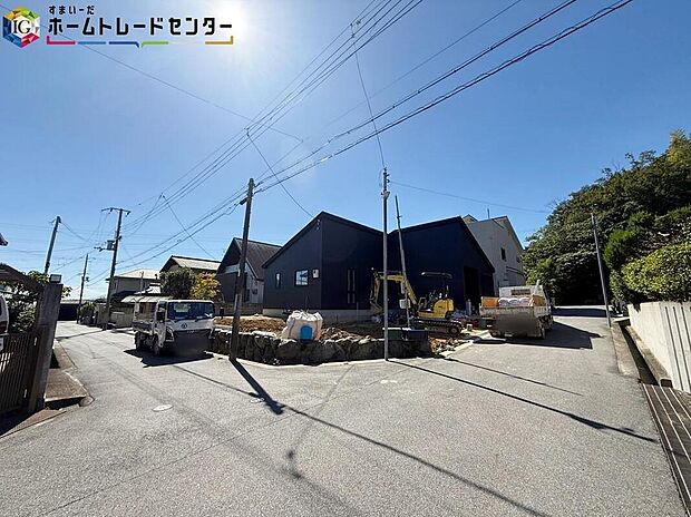 【前面道路含む現地外観】
ご家族1人1人が部屋を持てるため、年頃のお子様がいるご家庭もプライバシーを確保することができます。