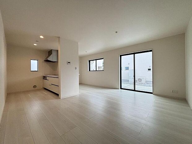 【リビング】大きな窓のあるリビングは、陽光あふれる明るい空間です。居心地良く、ご家族皆がゆったり寛げる憩いの空間となりそうです。