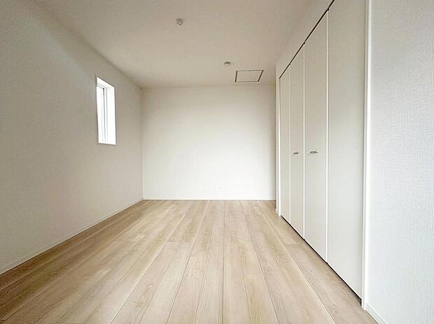 【リビング以外の居室】2階全室に収納を完備しておりますので、いつでもお部屋をすっきりとお使い頂けそうです。自分好みのインテリアやレイアウトを考えるのも楽しみです。