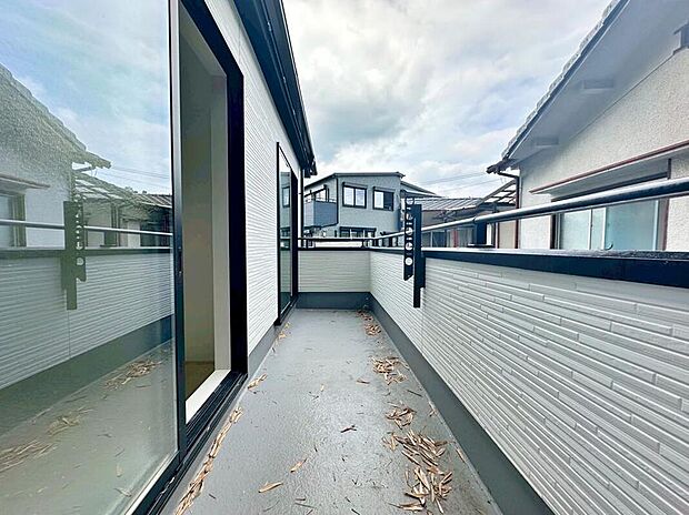 【バルコニー】広々としたバルコニーならシーツなど大きな洗濯物もらくらく干せます。観葉植物を置いたり、料理に使えるハーブを育てたり、ガーデンニングを楽しむスペースも十分。