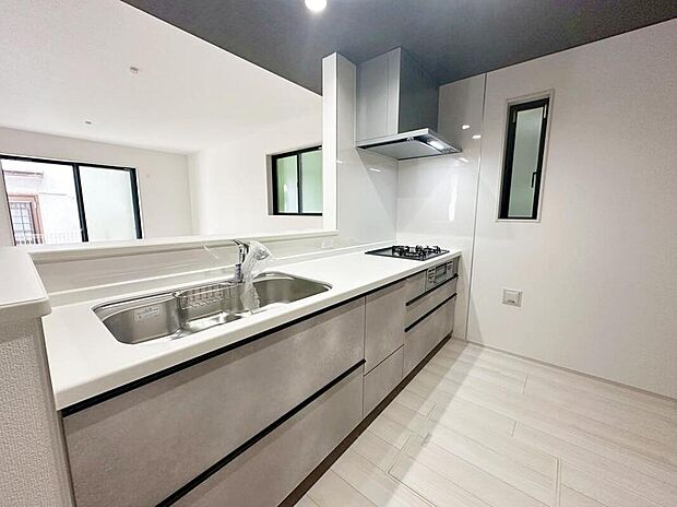 【キッチン】収納力豊富な爽やかなシステムキッチンを用意しております。床下収納もございますので、キッチンスペースをいつでもすっきりとお使い頂けそうです。