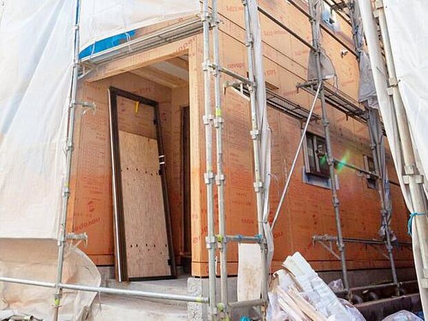 【地震や台風などの水平力に耐える「耐力壁」】構造用面材には国土交通大臣認定パーチクルボード9ｍｍ厚（大臣認定仕様 FRM-0177）を使用。一般的には2.5倍の壁倍率も、2.9倍に設定しています。
