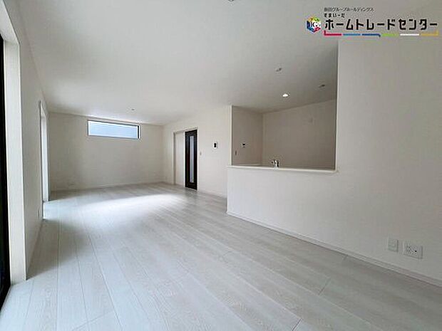 【リビング】広々とした開放感あふれるリビングです。ゆったり寛げる充分な広さがございますので、ご家族でインテリアのレイアウトを考えるのも楽しみになりそうです♪