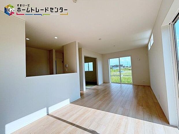 【リビング】家族の食事や団らんのほか、お子様を遊ばせたり友人を招いたりするＬＤＫは住まいの中心♪毎日大切な家族とコミュニケーションがとれる家族思いの間取りを作りました♪